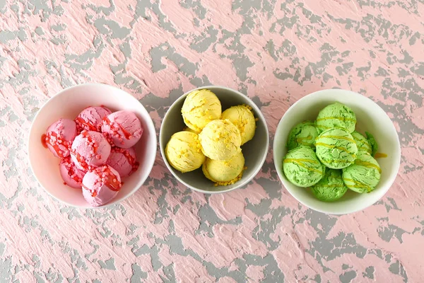 Μπολ με διαφορετικό παγωτό στο φόντο του χρώματος — Φωτογραφία Αρχείου