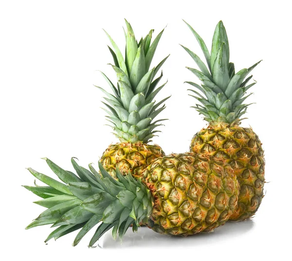 Rijp ananas op witte achtergrond — Stockfoto