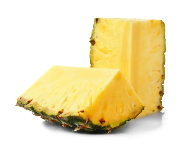 Stukken van rijp ananas op witte achtergrond — Stockfoto