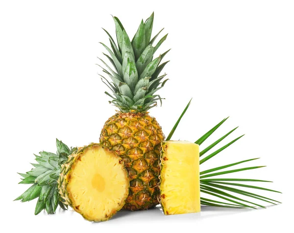 Dojrzałe ananasy na białym tle — Zdjęcie stockowe