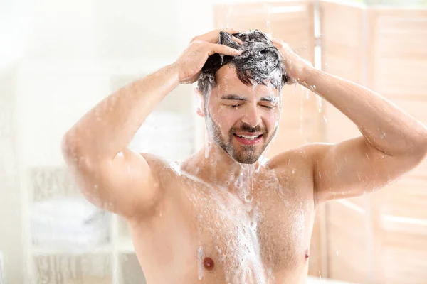 Przystojny mężczyzna mycie włosów w domu — Zdjęcie stockowe