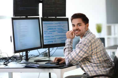 Görevdeki erkek programcının portresi
