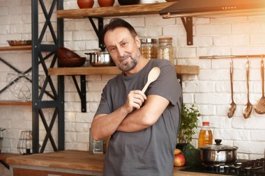 mutfakta yemek yakışıklı olgun adam