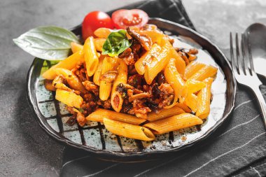 Masada lezzetli haşlanmış makarna ile Tabak