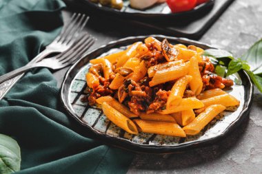 Masada lezzetli haşlanmış makarna ile Tabak