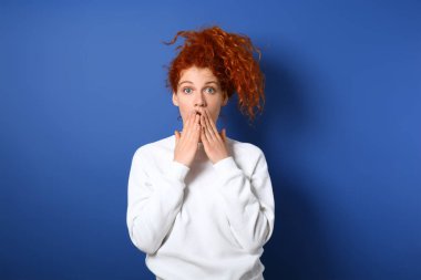 Renkli arka planda şok redhead kadın