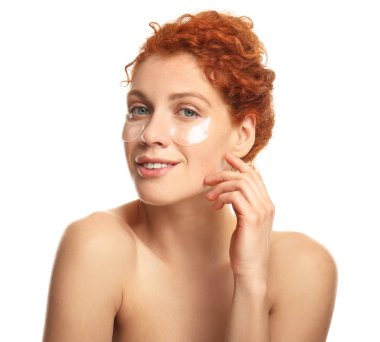 Beyaz arka planda göz altı yamaları ile güzel kızıl saçlı kadın