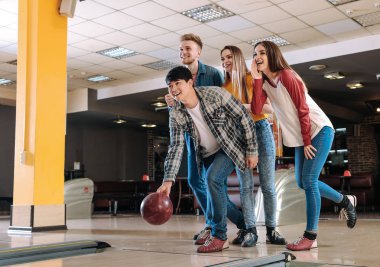 Kulüpte bowling oynayan arkadaşlar