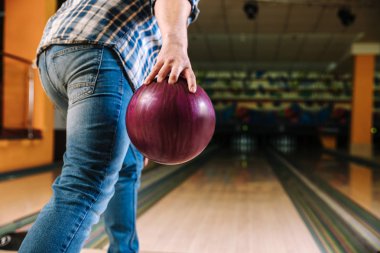 Kulüpte bowling oynayan adam