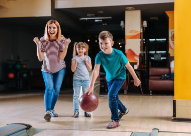 Kulüpte bowling oynayan aile