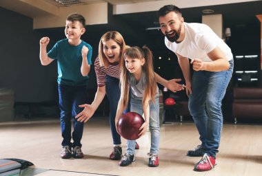 Kulüpte bowling oynayan aile