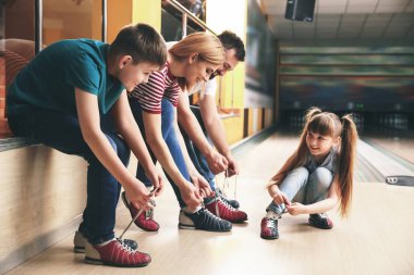 Kulüpte bowling oynamadan önce aile ayakkabı değiştirme