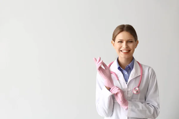 Fiatal nőgyógyász portré a világos háttér előtt — Stock Fotó