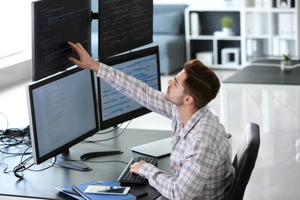 Programador masculino trabajando en la oficina — Foto de Stock