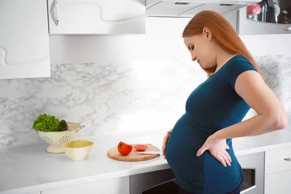 Молода вагітна жінка погано себе почуває на кухні — стокове фото