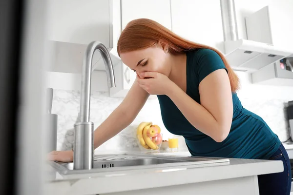 Young pregnant woman suffering from toxicosis in kitchen — Stock Photo, Image