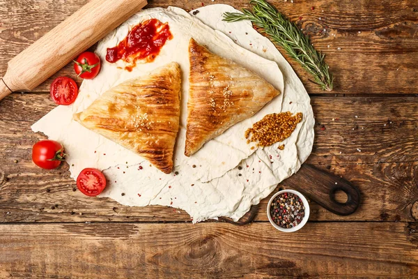 Heerlijke samosaa's met Lavash op houten tafel — Stockfoto