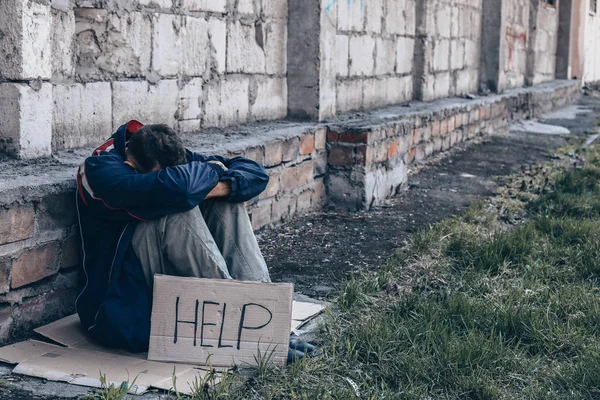 Pobre sem-teto implorando ajuda ao ar livre — Fotografia de Stock