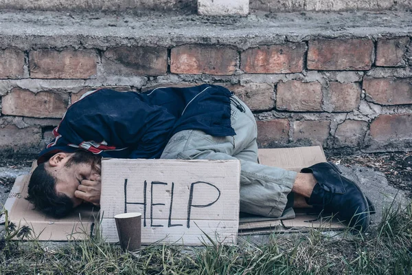 Pobre sem-teto implorando ajuda ao ar livre — Fotografia de Stock