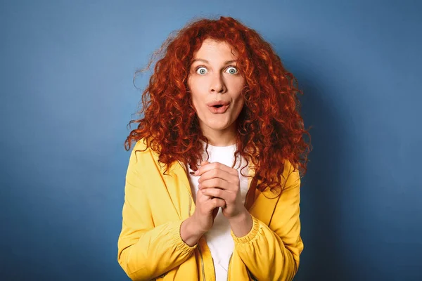 Geschokt redhead vrouw op kleur achtergrond — Stockfoto