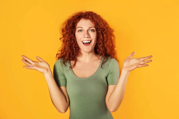Gelukkig redhead vrouw op kleur achtergrond — Stockfoto
