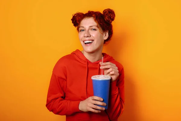 색상 배경에 음료와 아름다운 빨간 머리 여자 — 스톡 사진