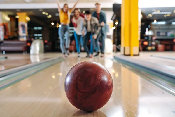 Friends playing bowling in club — Stock Photo, Image