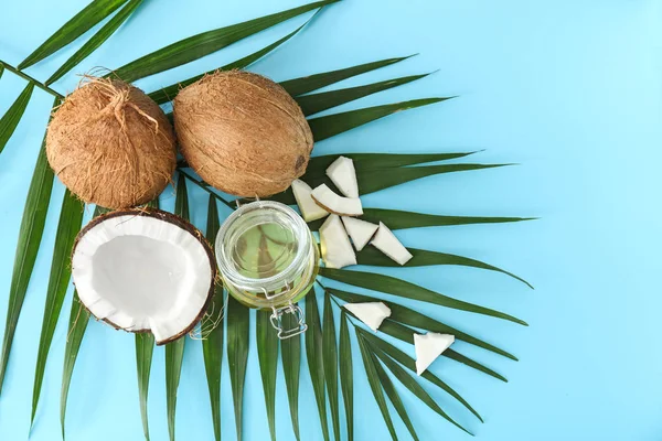 Složení s kokosovým olejem na barevném pozadí — Stock fotografie