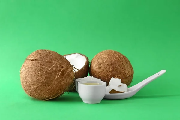 Skład z olejem kokosowym na tle koloru — Zdjęcie stockowe