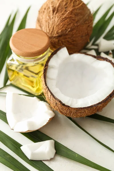Composición con aceite de coco sobre fondo blanco — Foto de Stock