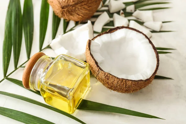 Composição com óleo de coco sobre fundo branco — Fotografia de Stock