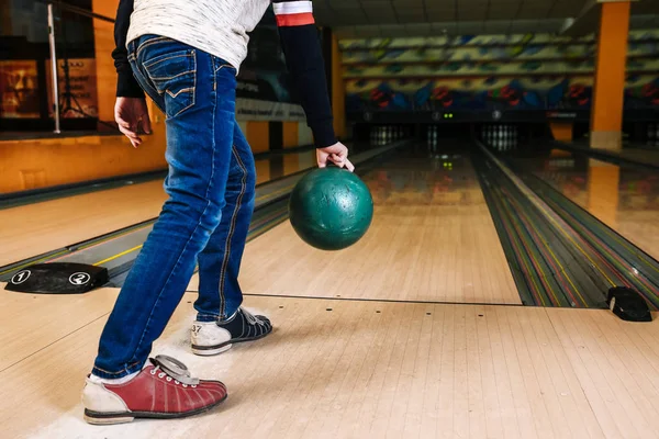 Little boy playing bowling in club — Stock Photo, Image