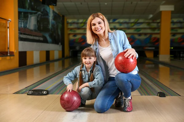 Woman with little daughter in bowling club — Stock Photo, Image