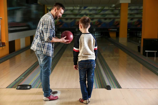 Pria dengan anak kecilnya di klub bowling — Stok Foto