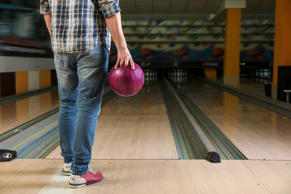 Az ember játszik bowling klubban — Stock Fotó