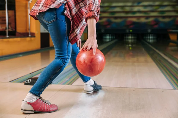 Woman playing bowling in club — Stock Photo, Image