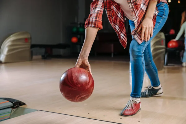 Woman playing bowling in club — Stock Photo, Image