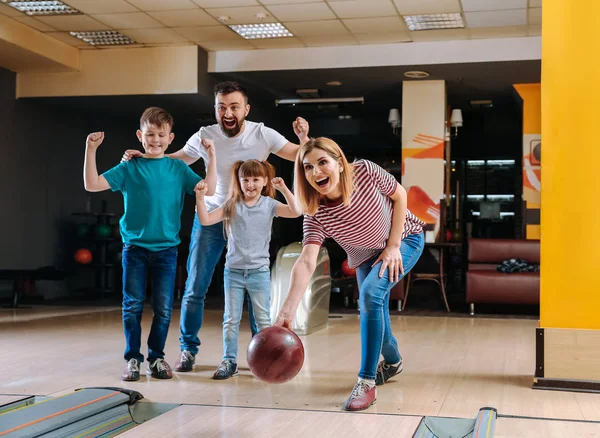 Família jogando boliche no clube — Fotografia de Stock