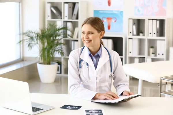 Ung gynekolog på sitt kontor — Stockfoto