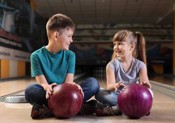 Małe dzieci z piłkami w Bowling Club — Zdjęcie stockowe