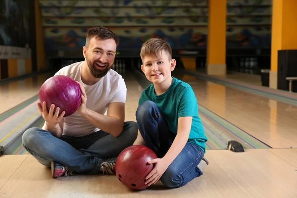 Man and his little son in bowling club — Stock Photo, Image