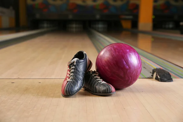 Ball and shoes on floor in bowling club — Stock Photo, Image