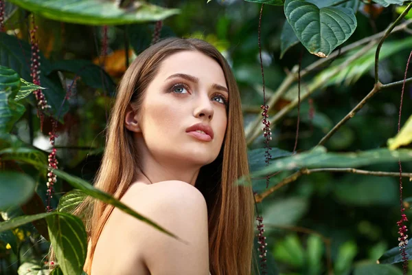 Portrait of beautiful young woman in tropical forest — Stock Photo, Image