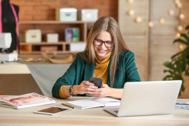 Güzel kadın işletme sahibi Atelier içinde çalışma