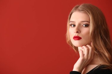 Parlak makyaj renk arka plan üzerinde olan güzel kadın