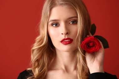 Parlak makyaj ve çiçek renk arka plan üzerinde olan güzel kadın