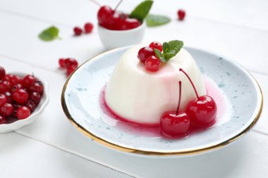 Beyaz masada lezzetli panna cotta ile Tabak