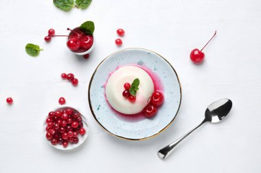 Beyaz masada lezzetli panna cotta ile Tabak