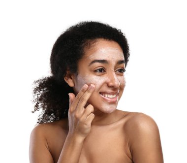 Genç Afro-Amerikan bodur beyaz arka plan karşı yüzünde kadınla