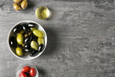 Gri masada yağ ile lezzetli zeytin